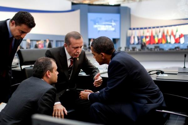 President Barack Obama talks with Turkish Prime Minister Recep Tayyip Erdogan following the G-20 Summit afternoon session in Pittsburgh, Pa., Sept. 25, 2009.