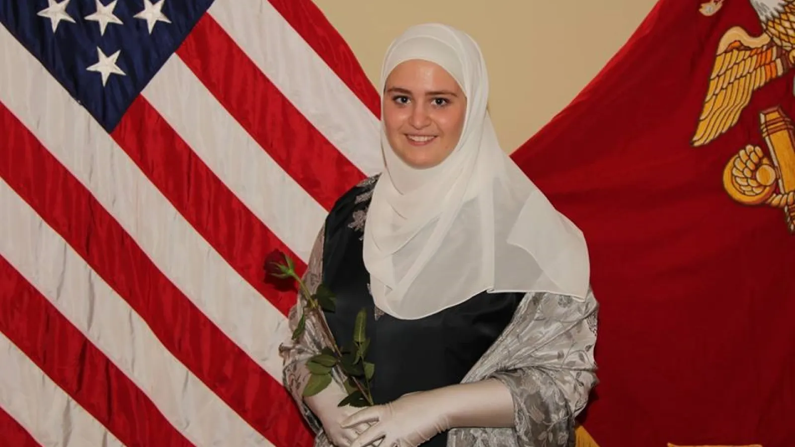 Ayesha Hamza receiving Student Internship Program Award